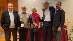 El bodeguero fallecido, Iv�n Sanz, a la derecha de la imagen, y sus padres junto con el periodista marinense Manuel Villanueva y Julio Santos, que preside el colectivo Sor Elvira de Mar�n.