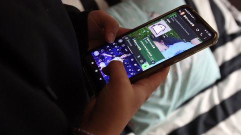 Un menor env�a mensaxes en Whatsapp. Imaxe de arquivo.
