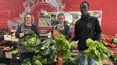 Tres vendedores posando con verduras en la plaza de Vilagarc�a.