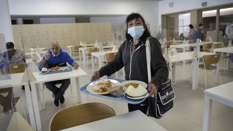 Doble.Comedor de Padre Rubinos, donde se reparten unas 550 raciones de comida diarias