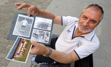 <span lang= gl >Pasado e presente</span>. Saa mostra varias fotos da s�a etapa no conxunto da cunca mineira de Mieres, club ao que foi cedido polo Ourense, ademais porta o polo do Boiro, conxunto do que se converteu en afeccionado cando chegou a Boiro hai 30 anos para ser mestre. 