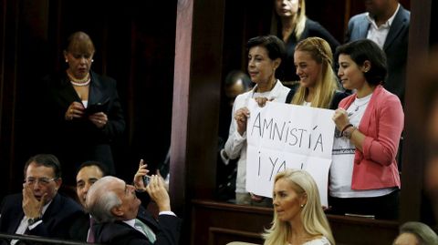 La mujer de Danieal Ceballos, Patricia Ceballos, acompa�ada de la madre y la mujer de Leopoldo L�pez y sosteniendo un cartel de �Amnist�a �ya!�