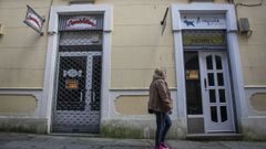 Multitud de bajos comerciales permanecen cerrados en Noia