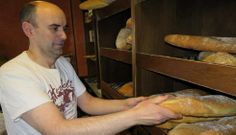 Jos� Valc�rcel Herbella na panader�a que a s�a familia rexenta desde hai catro xeraci�ns e que conta xa cunha tenda online. 