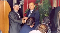 Santi Picallo, actual presidente del Cisne, le entrega la insignia de oro a Jos� Ram�n Monteagudo (derecha) en el 2004