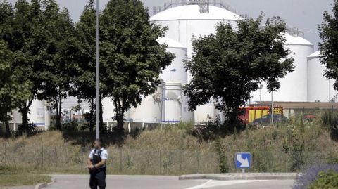 El primer ministro francs, Manuel Valls, ha ordenado reforzar la seguridad y la vigilancia en torno a las instalaciones sensibles del pas despus del presunto ataque islamista que se ha producido en Saint-Quentin Fallavier.