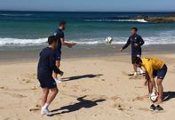 Vela, Joselu y Pablo Rey trabajaron el martes en la playa para facilitar su recuperaci�n. 