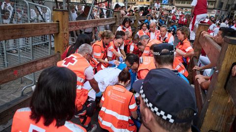Servicios sanitarios atendiendo a un corredor