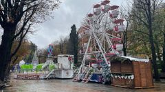 En el paseo del Bomb� est�n instaladas dos carpas, una noria, un saltamontes y un �rbol luminoso rodeado de un trenecito.