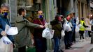 Hosteleros de A Corua participaron en una cadena humana para llevar alimentos a la Cocina Econmica