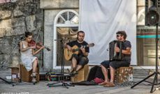 Las actuaciones musicales arrancan hoy con Trilitrate en el entorno de la praza de Abastos