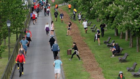 Varias personas practican deporte este sbado en Oviedo