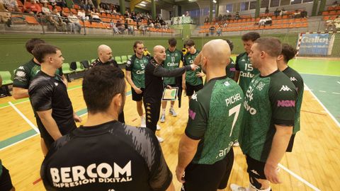 La plantilla del Balonm�n Xiria escuchando a Adri�n Dubra durante un tiempo muerto