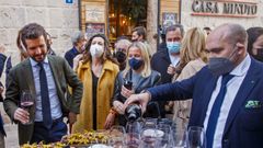 El presidente del PP, Pablo Casado, en un puesto de vino durante su paseo por las calles de Burgos en el el marco de la campa�a electoral en Castilla y Le�n 