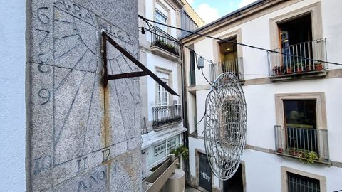 Reloxo de sol na praza da Constituci&oacute;n en Vigo.