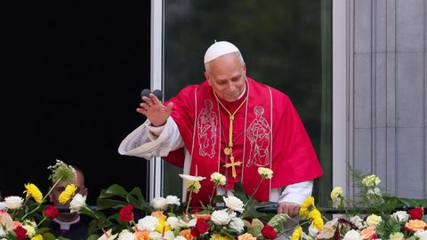 El papa saludando desde el balc�n de Montserrat.