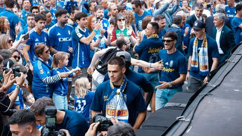 Cientos de personas durante la celebraci�n del ascenso a Primera Divisi�n del Real Oviedo