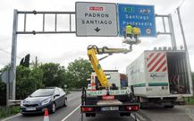Fomento coloc� ayer dos se�ales en los accesos a la variante. 