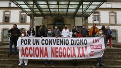 Concentraci�n de delegados sindicales y trabajadores de la empresa Acciona, concesionaria del servicio de limpieza hospitalaria de Pontevedra
