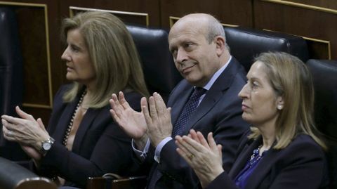 Los ministros de Empleo, F�tima B��ez; Educaci�n, Jos� Ignacio Wert y Fomento, Ana Pastor.