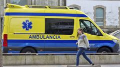 Una ambulancia, ante el Hospital Provincial de Pontevedra, uno de los dos centros del CHOP