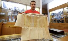 Uno de los trabajadores de la joyer�a ense�a el expositor donde estaba la cadena robada. 