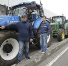 Los ganaderos no aceptan retirar los veh�culos de la avenida de Lugo, mantienen los bloqueos de la Xunta y de Mercagalicia y siguen repartiendo leche gratis. 