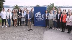 Rey Varela y los integrantes de la candidatura de Ferrol con el lema de fondo.