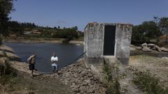 Lago en el que los vecinos de O Xalo captan el agua por la tra&iacute;da.