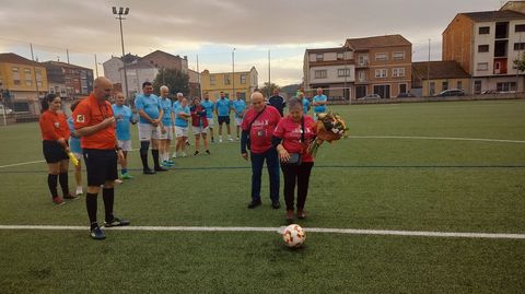 Los padres de Germn Maca hicieron el saque de honor del partido