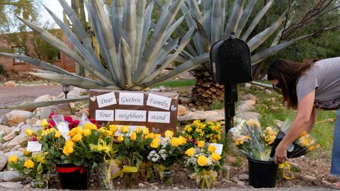 Altar con flores y mensajes que piden la vuelta de Nancy en su vecindario