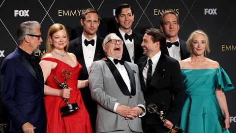 Kieran Culkin, Bryan Cox, Sarah Snook, Nicholas Braun, Alan Ruck y otros miembros del equipo de Succesionposan juntos con los premios en la 75 edicin de los premios Emmy