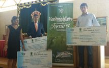Cachafeiro, Corral y B�a, mostrando los cheques para los ganadores del Gran Premio de Karting. 