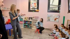 La conselleira de Pol�tica Social, Fabiola Garc�a, interactu� con los ni�os de la escuela infantil pobrense.