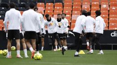 Futbolistas del Valencia, en un entrenamiento de esta semana, preparando la visita al Celta.