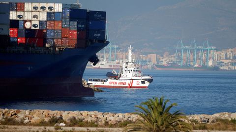 El buque llega despus de una semana de travesa desde que sus ocupantes fueran rescatados en aguas internacionales frente a Libia