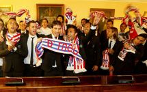 Garrido, primero por la izquierda, y Quero, por la derecha, en el Concello con sus compa�eros.