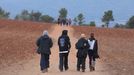 J�venes asistentes a la fiesta en una camino de acceso