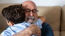 Nieto y abuelo se abrazan d�as despu�s de que el peque�o salvase la vida del mayor