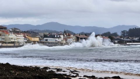 El oleaje ha golpeado con fuerza la costa de Nigr�n causando da�os en las dunas y en el paseo.