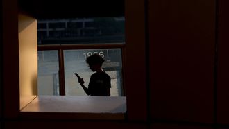 Un ni&ntilde;o mirando su tel&eacute;fono m&oacute;vil, en una imagen de archivo