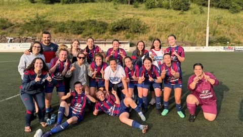 Las muradanas festejaron sobre el césped el ascenso.
