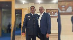 Emilio Vzquez, con el alcalde, tras recibir la distincin en A Estrada