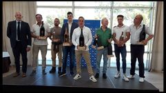 Los premiados posan con el presidente de Ribeira Sacra, a la izquierda de la imagen