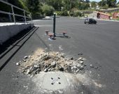 En O Sixto todav�a pod�an observarse ayer a mediod�a los columpios, apenas apoyados en un muro, mientras que en Cornazo varias piezas hab�an desaparecido. 
