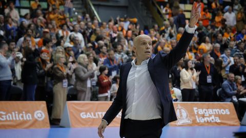 Carles Marco dando indicaciones a sus jugadores durante el derbi ante el Obradoiro