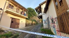 La Polic�a Local coloc� precintos en la R�a do Burato para advertir del riesgo que supone el edificio arruinado a la derecha de la foto
