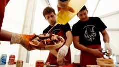 El pulpo es protagonista indiscutible del men� m�s tradicional de Galicia y sus cualidades gastron�micas se exaltan en varias fiestas a lo largo del a�o, como Bueu, en la imagen.