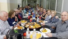 Los vecinos de O Valado, en Viveiro, celebraron ayer una fiesta con gastronom�a y m�sica. 