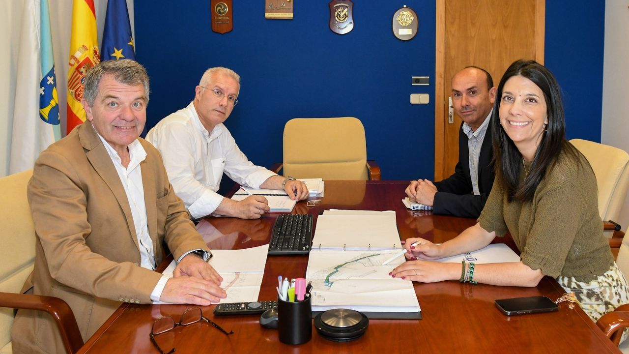 Portos acuerda la devolución al Concello de Ribeira del Malecón y del paseo de As Carolinas